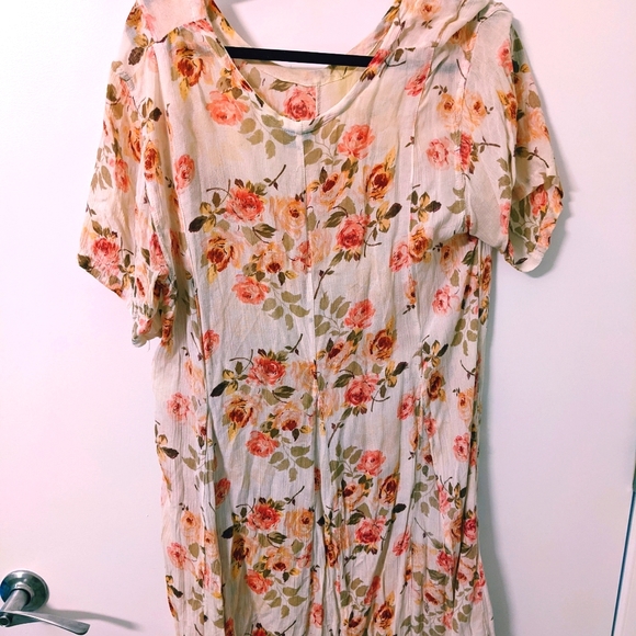 Dresses & Skirts - Breezy floral dress